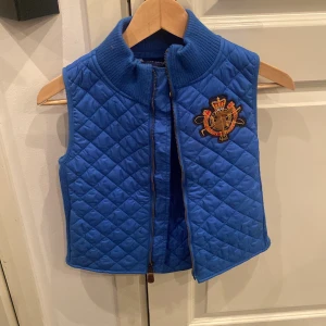 Ralph lauren väst  - En blå ralph lauren väst som är jätteee storlek 12-14 år som är använd fåtal gånger 