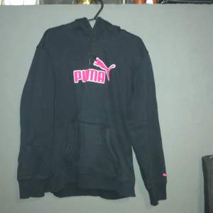 Puma hoodie, inte använd på ett bra tag, storlek L men sitter lite tajtare typ som M. 