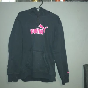 Puma hoodie  - Puma hoodie, inte använd på ett bra tag, storlek L men sitter lite tajtare typ som M. 