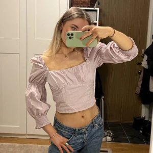 Pastellila blus🌼 - Säljer min jättefina våriga blus som tyvärr inte kommer till användning! Superbra skick och passar XS-L pga. Stretchig! Jag har vanligtvis XS-S som referens. Skriv för fler bilder💌