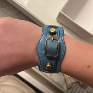 Balenciaga armband  - Säljer mitt cola armband från balenciaga. Superfin färg. Låda finns kvar💕