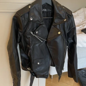Skinnjacka från Zara - En skinnjacka från Zara. Använd 1 gång.   Jag har Strl S, men haft den oversized därav Strl L.  220kr