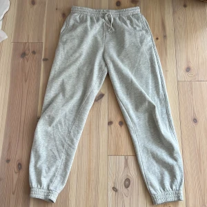 Gråa mjukisbyxor - Säljer dessa mjukisbyxor då de börjar bli lite för korta för mig. Men de är i bra skick, det enda jag skulle kunna påpeka är att ena snöret har fransats upp lite. 