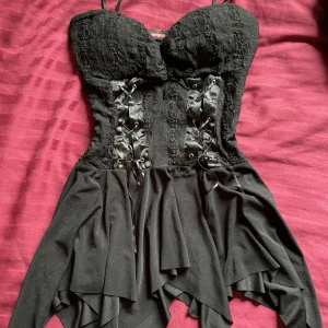 svart klänning - Snygg svart klänning i nytt skick. Passar ”mall goth” stilen och mycket andra. Är lite kort på baksidan och det är anledningen jag säljer. Tryck inte på köp nu tack!🫶