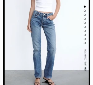 jeans zara - Zara Straight Leg Mid Rise Jeans, helt slutsålda och i bra skick. Skriv för fler bilder