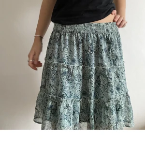 Kjol - Mellankort kjol med mönster