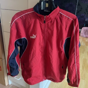 Träningsjacka puma tjej storlek 164 - Hej  Säljer en träningsjacka i storlek 164cm, för tjej. Röd och fint skick. 