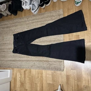 Dr denim jeans  -  Dr denim. As snygga jeans, Som nya, säljs pga att jag vuxit ur de. Modellen macy Nypris 500kr