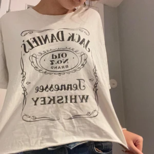 Jack daniels tröja - Jack daniels tröja som jag köpte på punkt shop för något år sen. As cool men helt bytt stil. Den är croppad!