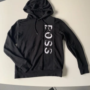 Hugo boss hoodie - Bra kvalité, knappt använd, materialet är skönt och flexibelt, storlek S fast sitter riktigt bra på mig som brukar ha M. Priset kan alltid diskuteras! 