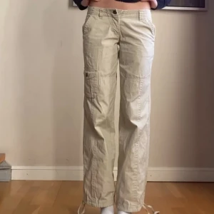 Lågmidjade cargo byxor - Säljer dessa skitsnygga cargopantsen från ”TIPPY” som tyvärr var för stora för mig…🥲 (1a bilden lånad av hon jag köpte av)  Midjemått 37cm Innerbenslängd 80cm Finns i dm för bilder/frågor, köpare står för frakt 📦 