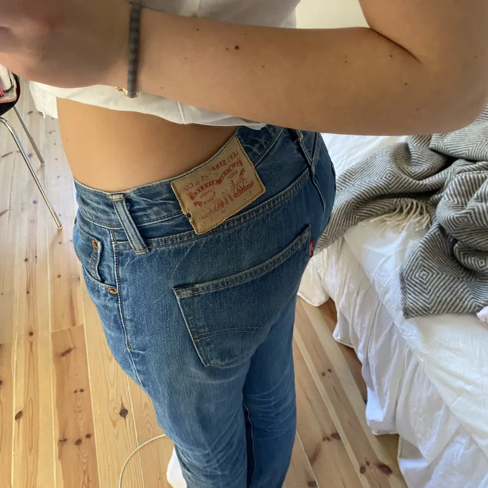 Asnice Levis jeans 501 som är lågmidjade och lite baggy. Nice till våren och sommaren. Oklar storlek men skulle säga att de passar S/M. Jag är 170 och de är långa på mig. Jeans & Byxor.