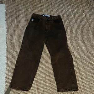Polar 93 - Det är PolarCo, jättebra skick jeans färgade i lite rostig brun färg! Skriv om ni vill ha fler bilder så fixar jag det! Kan prutas vid snabb affär!✨