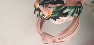 Diadem - Rosa diadem och ett svart med löv och blommor på 25kr st eller båda för 40kr 