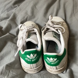Skor från stan smith - Lite slitna skor från adidas ”stan smith” i storlek 35,5. Gröna detaljer och skickas självklart rengjorda om de blir sålda. 💘Köptes för ca. 500 och säljs för 200, pris kan alltid förhandlas 👍🏻
