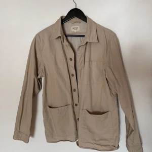 East west skjorta/jacka - East west tunn jacka/skjorta i strävt tyg. Mycket bra skick, inga skador så vitt jag vet. Nypris 600-700 kr