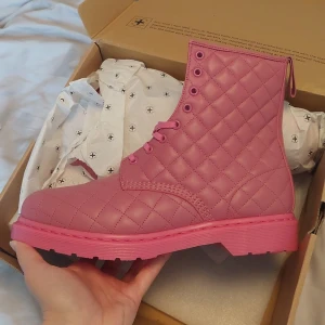 Gammelrosa Dr. Martens - Coralie, den quiltade varianten av den klassiska Dr.Martens modellen 1460. Helt oanvända, fortfarande i sin kartong.