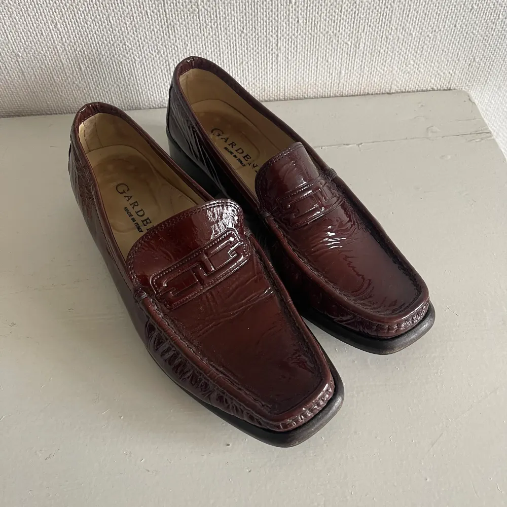Gardenia Loafers Made In Italy i en brun-röd färg. Gott skick. Storlek 36,5 men jag anser att dem är en stor 37/38 eftersom jag kan få på mig dem som vanligtvis har 39/40. (Såklart trånga för mig) . Skor.
