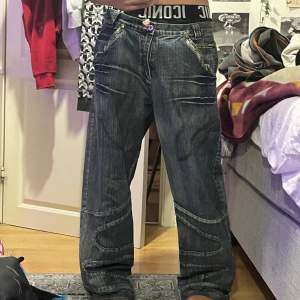 Säljer denna jeans som är knappt använde, thriftade dem och är i väldigt bra skick, med unik sril