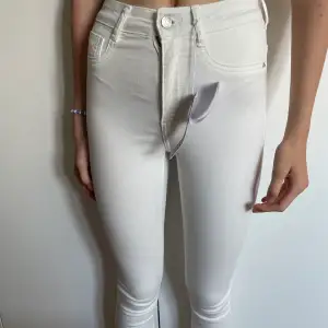 Jeans från gina! De är lite korta på mig som är 1,70. Säljer då de inte är min stil! Köptes förra året men lappen är kvar och de är helt orörda! Frakt tillkommer på 48kr.