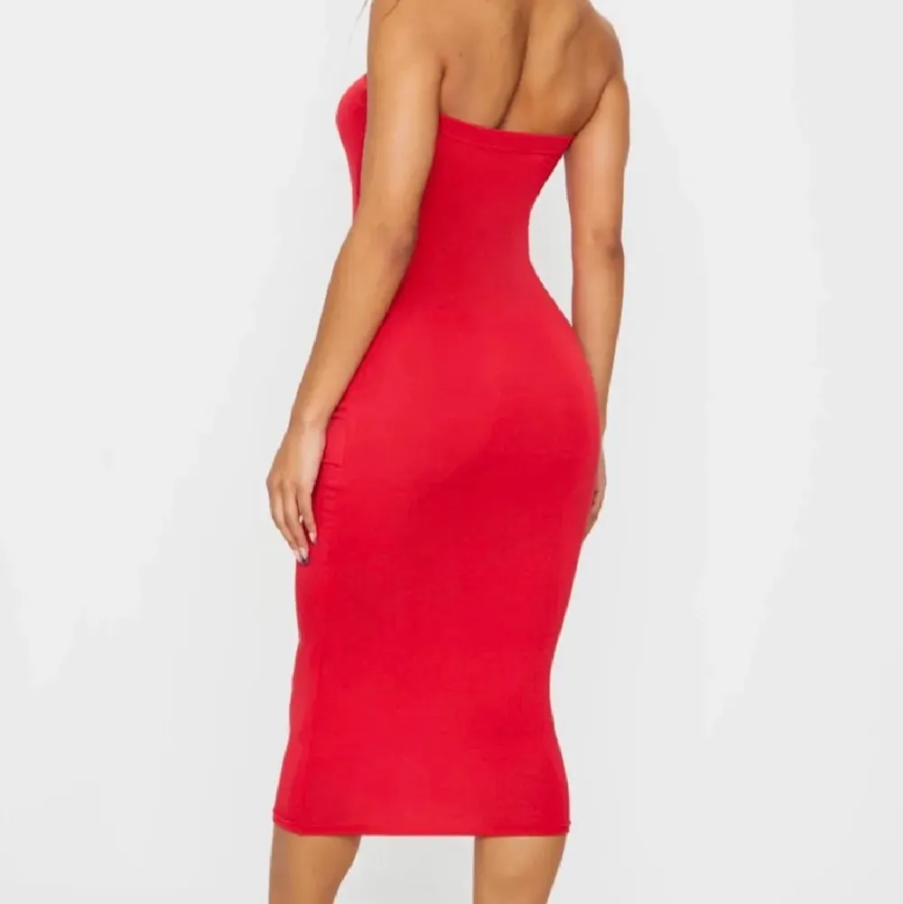 Jättefin röd klänning i storlek S. Passar nog M oxå för att det är stretchigt tyg❤️. Klänningar.