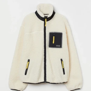 Teddyjacka - En skön teddyjacka ifrån hm som tyvärr inte kommer till användning längre🫶🏼 jag har klippt av dem gula ”banden” som bl.a. sitter på dragkedjan💕(priset kan kanske diskuteras beroende på hur många som är intresserade)