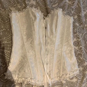 Vit korsett - Säljer en vit korsett helt oanvänd endast testad! 
