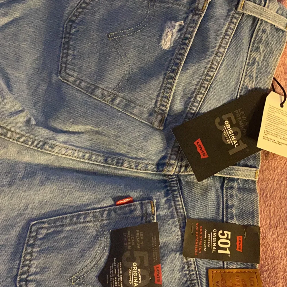 Storlek 29*30 Köpta för 1249kr Nya jeans med hål. Jeans & Byxor.