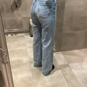 Jeans från Zara - Fina jeans från Zara. Mycket använd men inget som syns på byxorna förutom att dem har spruckit upp lite vid knäna men Inget man tänker på.  Storlek 36 Ny pris 599kr Mitt pris 100kr