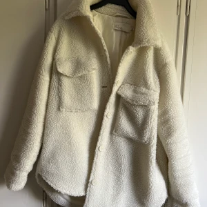 Teddy jacka, vit, Storlek 36 - Vit fin teddy jacka som värmer, storlek 36