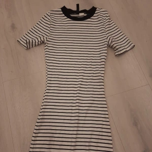 Tight klänning. H&M - Tight randig klänning från H&M. Stl XS. Väldigt stretchig och sitter snyggt. Bra skick! Bara skriva för fler bilder på eller frågor💕