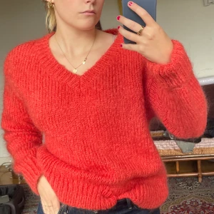 Stickad COS tröja  - Superfin tjocktröja från COS!  Köpt för längesen och kommer tyvärr inte till användning längre</3 