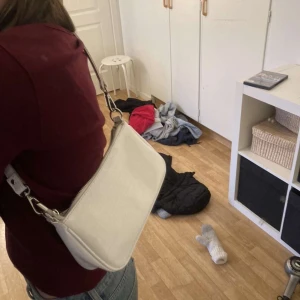 Väska - Säljer min vita axelväska i fake läder från gina trocot, säljer då den inte kommer till användning längre💕