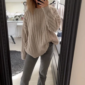 Stickad tröja från Zara - Jättefin stickad tröja från zara, köpt för 1 år sen för 499. Jättefint skick, knappt använd. Köparen står för frakten ❤️‍🔥