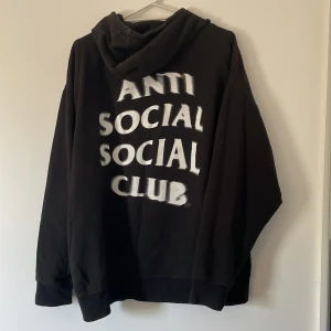 Anti social social club hoodie - En assc hoodie som är äkta fint skick sitter som en L