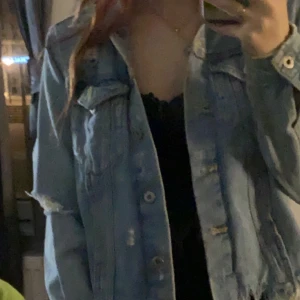 Jeansjacka - Distressed jeansjacka från NewYorker. Andvänder inte längre! Alla hål är meningen att dem ska va där så inga direkt fel på den! 