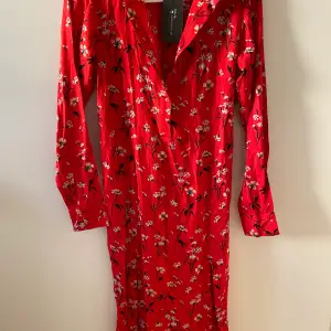 Röd Midi klänning med print av blommor från Wednesday’s Girls. Helt ny☺️ 
