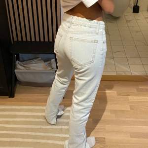 Mid-waisted jeans från Zara med slits❣️sista bilden visar färgen på dem bäst