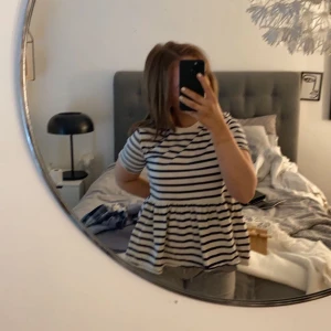 Volang t shirt - Hej säljer denna trendiga volang tröja från zara då den inte kommer till användning. Köpte för runt 150 kr. Knappt använt och i fint skick. Pris kan diskuteras  