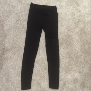 stronger träningstights  - Säljer mina tights från stronger då dem inte passar. Köpta här på plick men helt nya, endast testade. Stprlek S. 
