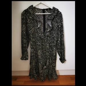 Omlottklänning - Fin omlottklänning, märke M, okänt märke för mig (fått av kompis). 