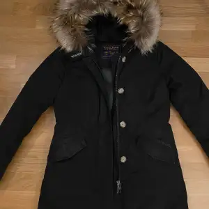 Svart woolrich jacka ”luxury parka” nypris 8800kr, storlek S