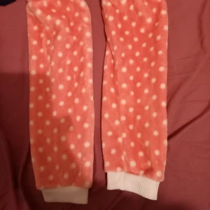 Hallo kitty hoodie  - (Fin hoodie med hallo kitty plus benvärmare såld) och en fin penna med pompom 