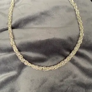 Handgjort kejsarlänk halsband i 925 sterling silver. Passar både tjej och kille. Tjocklek är 5 mm. Halsbandet är 47cm, vikt 46 gram. 
