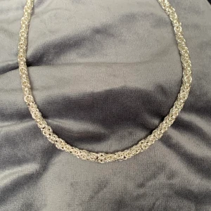 Kejsarlänk halsband i äkta silver - Handgjort kejsarlänk halsband i 925 sterling silver. Passar både tjej och kille. Tjocklek är 5 mm. Halsbandet är 47cm, vikt 46 gram. 