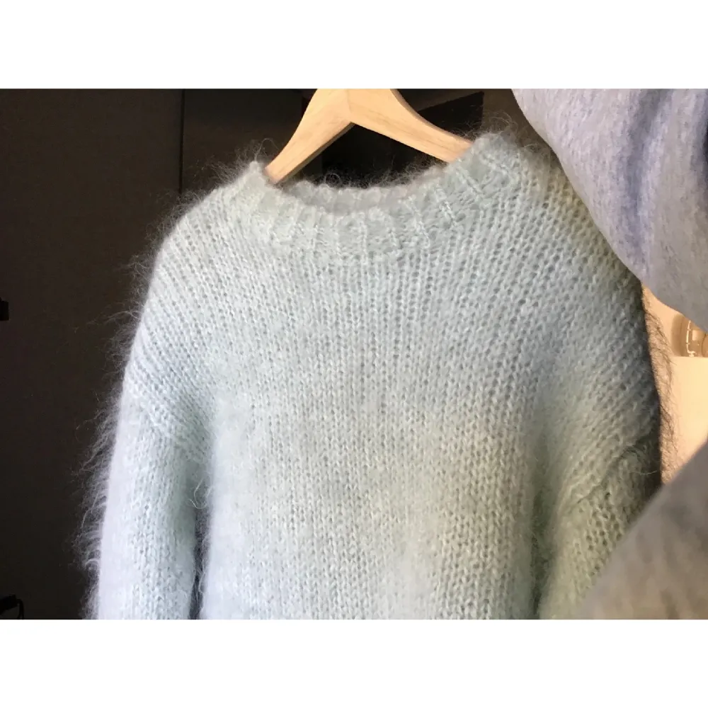 Säljer min fina stickade tröja då jag inte använder den! Perfekt till Höst/Vinter! Köparen står för frakt , betalning via swish endast🤍🤍 nypris 1700. Tröjor & Koftor.