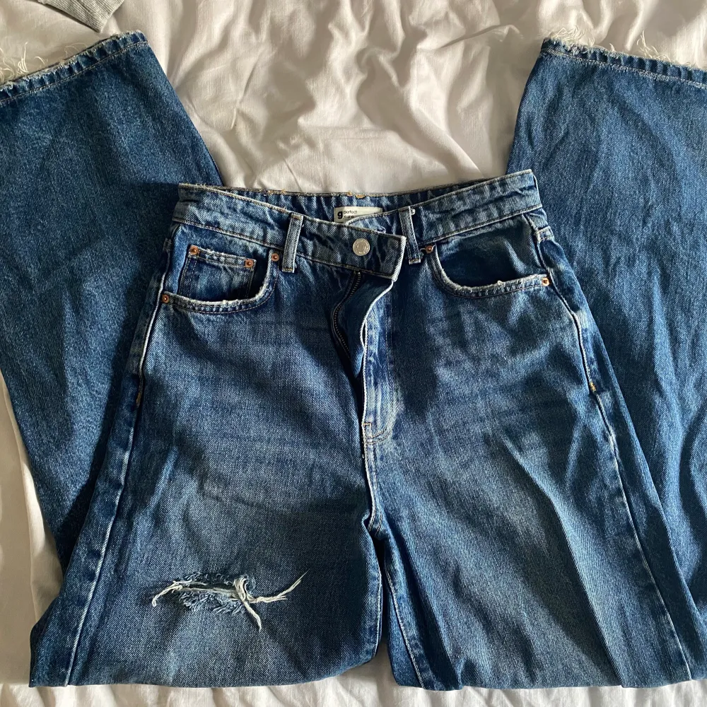 Snygga trendiga jeans från Gina inköpt för ca 1.5 år sedan. Köpte ett annat par i ljusare färg så dessa blev tyvärr bara liggande, sparsamt använda!✨. Jeans & Byxor.