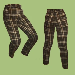 Rutiga byxor perfekta för hösten - Ett par svart/brun rutiga byxor från hm. Supersnygga och perfekta nu till hösten! 