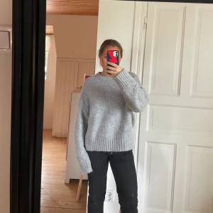 Stickad tröja  - Säljer denna stickade tröja från zara! Köpte förra året men bara använt runt 6 gånger. 