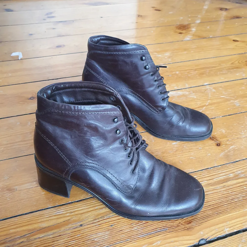 supersnygga mötkbruna boots med lite fodrig så kyltåliga också! köpa i berlin på en vintageaffär :-) har inte använt dom sen jag köpte dom pga lite för stora tyvärr... Skor.